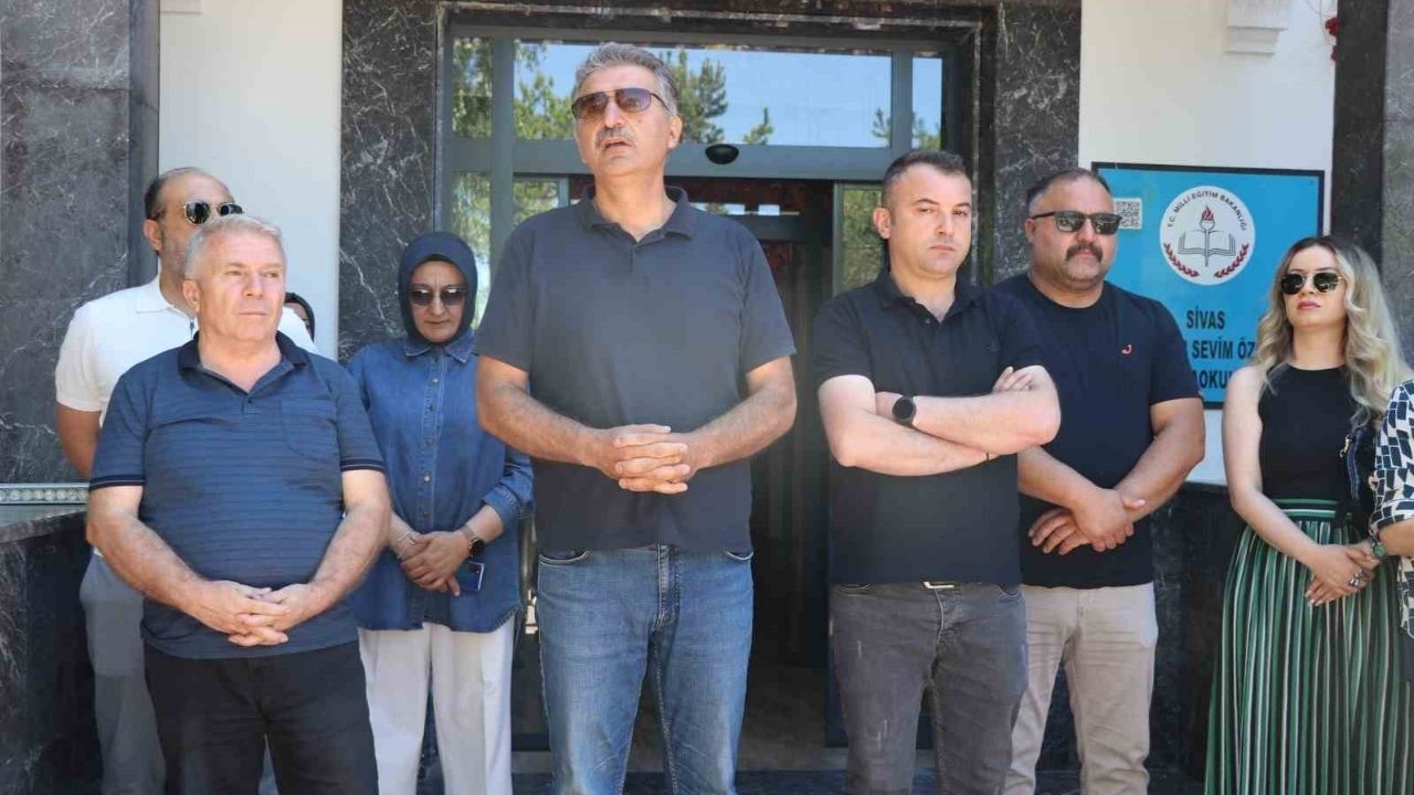 Sivas’ta konkordato ilan eden özel okulda kriz büyüdü. 150 milyon lira ödeyen veliler gelecekten endişelerini dile getirirken, dört aydan beri maaş alamayan öğretmenler ise tek çözüm yolunu gösterdi.