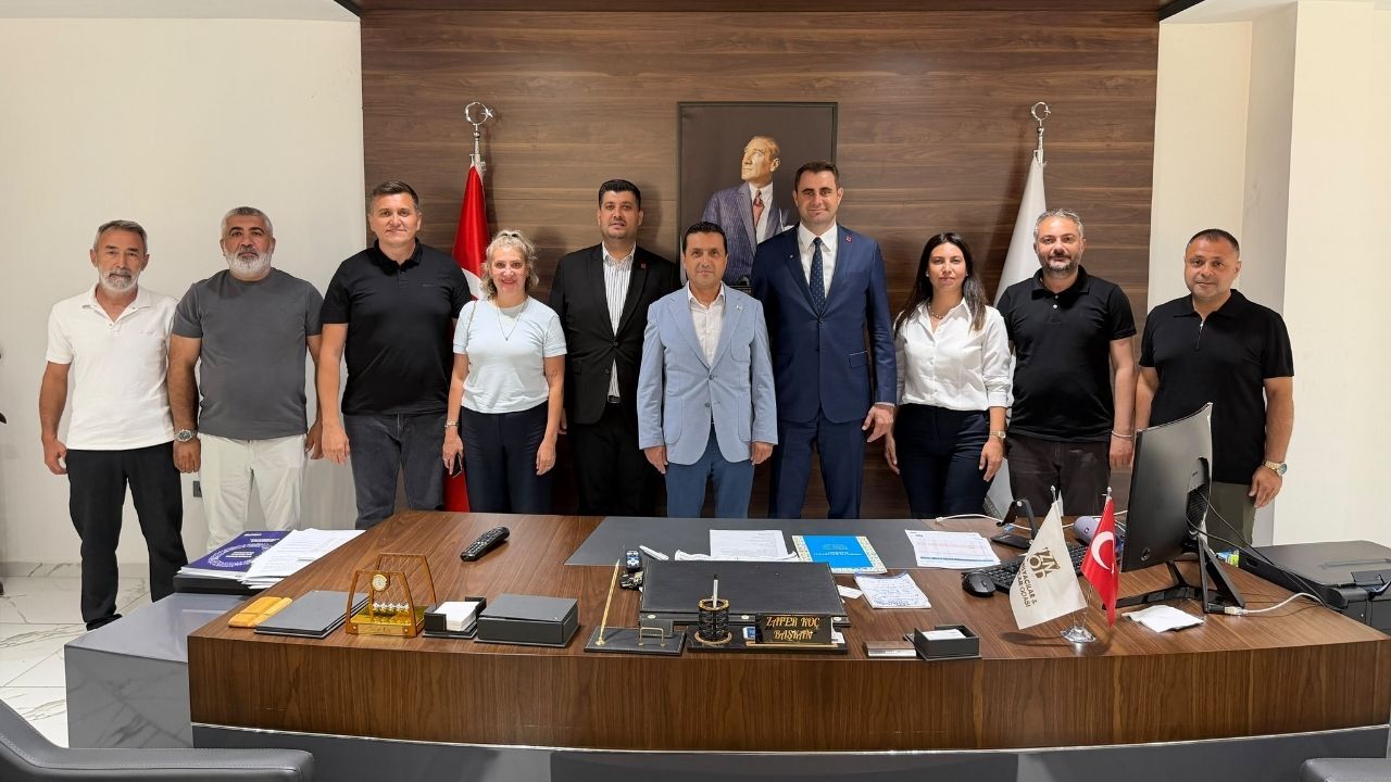 İzmir Mobilyacılar ve Marangozlar Odasını ziyaret eden CHP'li Çağatay Güç, ekonomik belirsizliğin yatırımları durdurduğuna dikkat çekti. Oda Başkanı Zafer Koç ise "Cebinde parası olan bile yatırım yapmıyor" dedi.