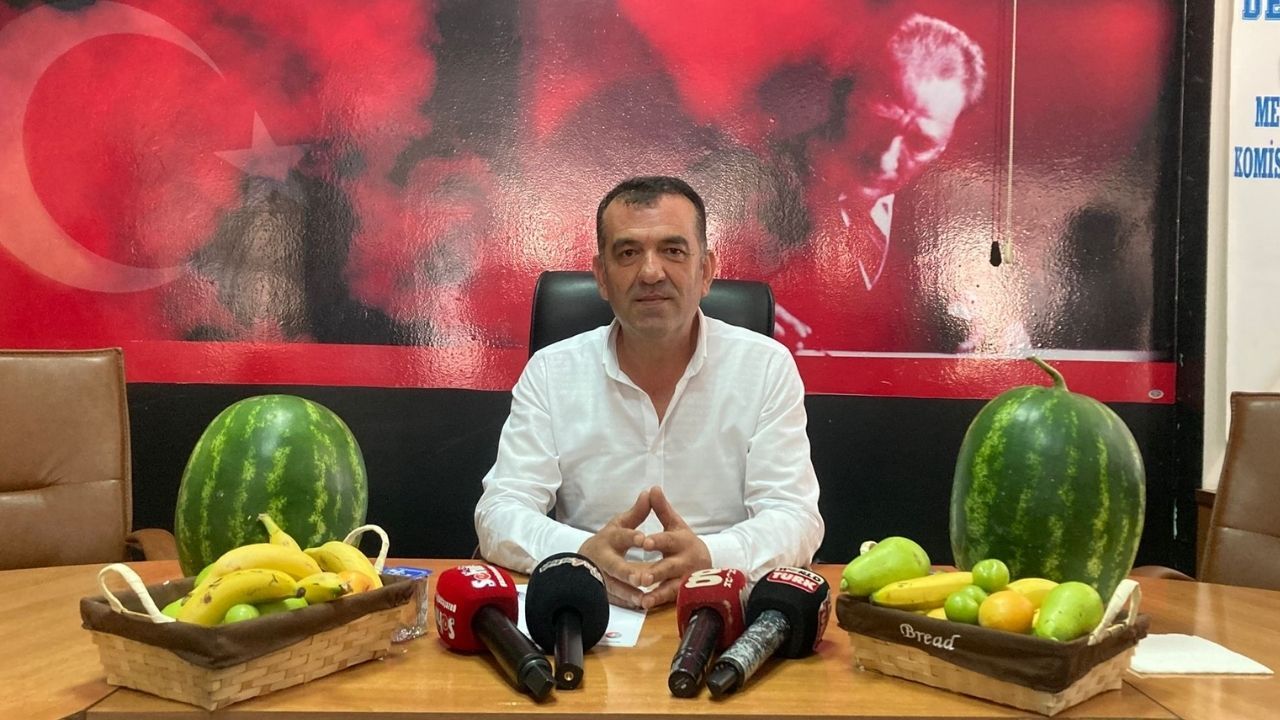 Soğan fiyatlarının 50 TL’yi aşması üzerine Ticaret Bakanlığı ithalatta gümrük vergisini yüzde 5'e düşürdü. Denizli Sebze Meyve Komisyoncular Derneği Başkanı Halil Öztürk, soğanda bu yaz döneminde sıkıntı yaşandığını ve fiyatların yükseldiğini vurguladı.
