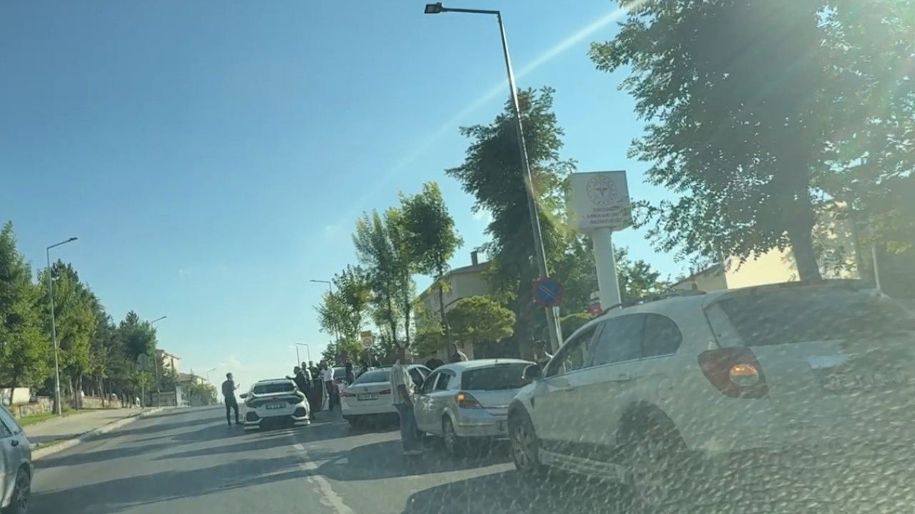 Eskişehir’de ambulansların acil durum giriş-çıkış kapısının önüne park eden düğün konvoyu, olası bir acil vaka için büyük risk oluştururken çevredeki vatandaşların tepkisini çekti.
