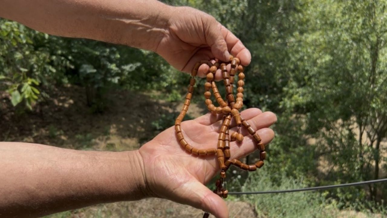 Osmaniye'de yaşayan 66 yaşındaki Halil Serçe, 25 yıldır doğadan topladığı andız kozalağı çekirdeklerini tespih ve bilekliğe dönüştürdü. Tamamen el emeği ürünler Türkiye genelinden alıcı buldu.