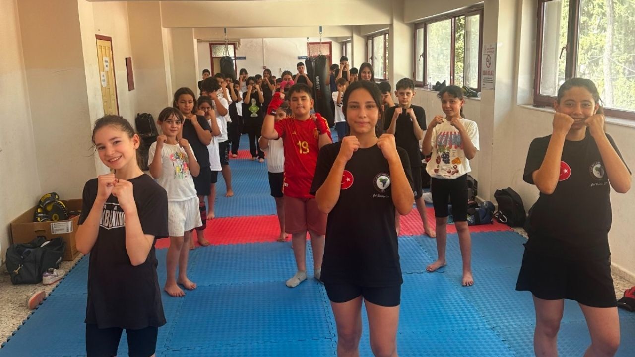 Denizli Çal'da kick boksa kız çocukları damga vurdu. Avrupa ve dünya şampiyonluklarının ardından İzmir’den de madalyalarla dönen Çal Belediyesporlu gençler, ilçenin gururu ve rol modeli oldu.