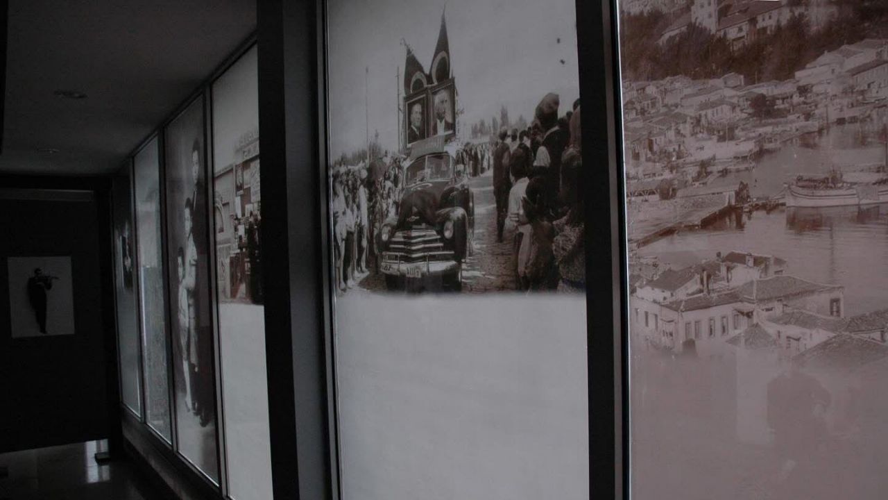 İzmir'de fotoğraf sanatının öncülerinden, Gazi Mustafa Kemal Atatürk'ün İzmir ziyaretlerini fotoğraflayan Hamza Rüstem'in adını yaşatan Hamza Rüstem Fotoğraf Müzesi kapatıldı. Müzenin kurucusu ve Hamza Rüstem'in torunu Mert Rüstem, kararın kendisine danışılmadan alındığını belirterek, “Bu sadece bir müzenin kapanması değil, İzmir'in görsel hafızasına vurulan bir darbedir” diyerek tepki gösterdi.