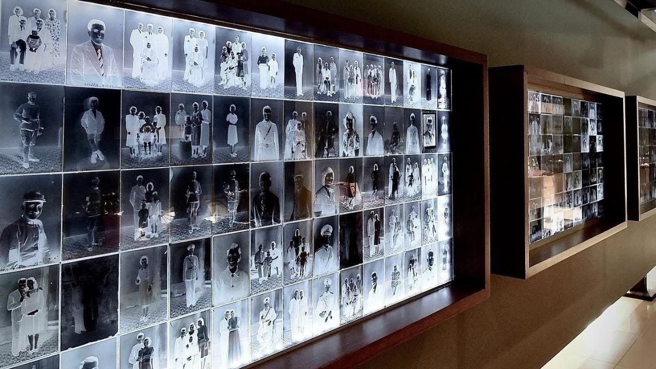 İzmir'de fotoğraf sanatının öncülerinden, Gazi Mustafa Kemal Atatürk'ün İzmir ziyaretlerini fotoğraflayan Hamza Rüstem'in adını yaşatan Hamza Rüstem Fotoğraf Müzesi kapatıldı. Müzenin kurucusu ve Hamza Rüstem'in torunu Mert Rüstem, kararın kendisine danışılmadan alındığını belirterek, “Bu sadece bir müzenin kapanması değil, İzmir'in görsel hafızasına vurulan bir darbedir” diyerek tepki gösterdi.