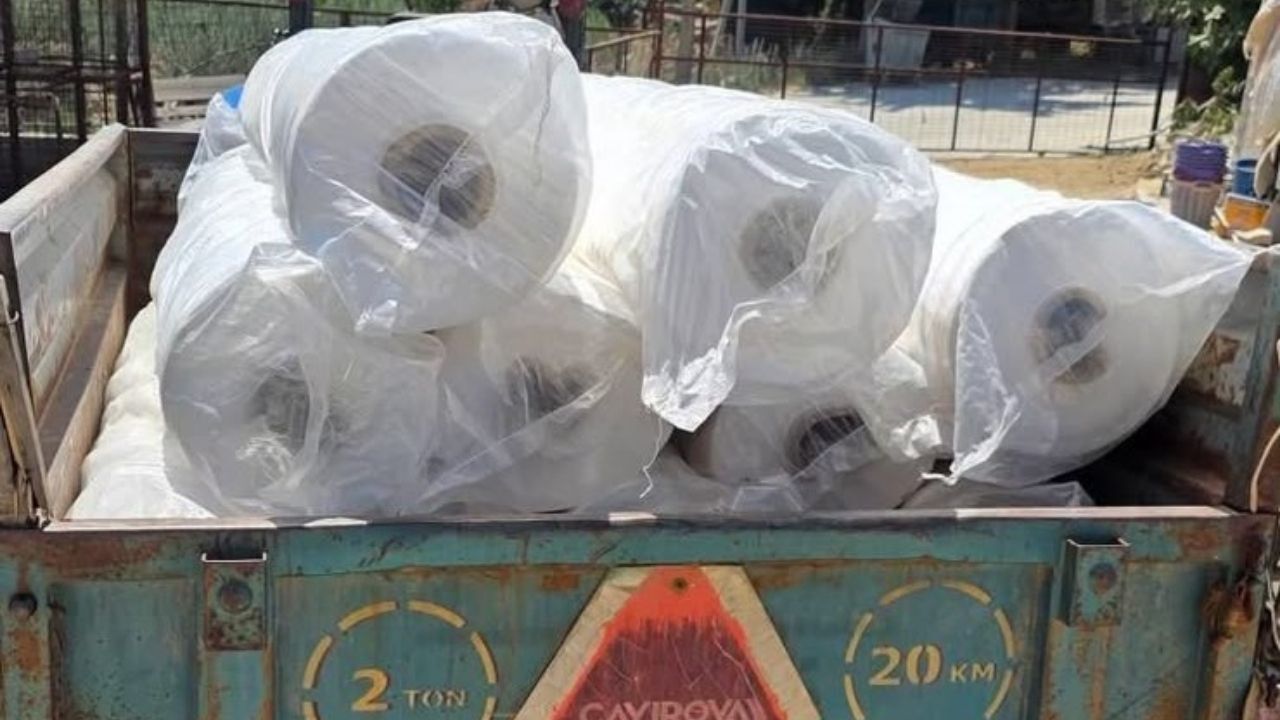 Sarıgöl'de mevsim normallerini aşan sıcaklar, üzüm bağlarını koruyan beyaz kaneviçe örtülere talebi patlattı. Üretici güneş yanıklarına karşı beyaz zırh mesaisindeyken, satışlarda rekor artış var.