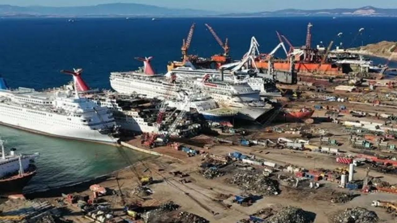 İzmir Aliağa’daki gemi söküm tesislerinde yaşanan patlamada dört işçi yaralandı. Denetimsizliğe ve kâr hırsına dikkat çeken Ege İşçi Birliğinden yapılan açıklamada, “İhmaller yüzünden eksiliyoruz!” denildi.