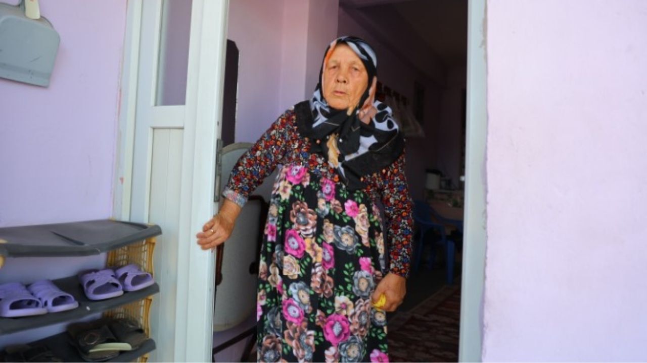 Kahramanmaraş’ta “annem gıda paketi gönderdi” diyerek kapısını açtırdığı 81 yaşındaki komşusunu bıçaklayıp bileziğini gasp eden 12 suç kayıtlı sanığa 15 yıla kadar hapis istemiyle dava açıldı.