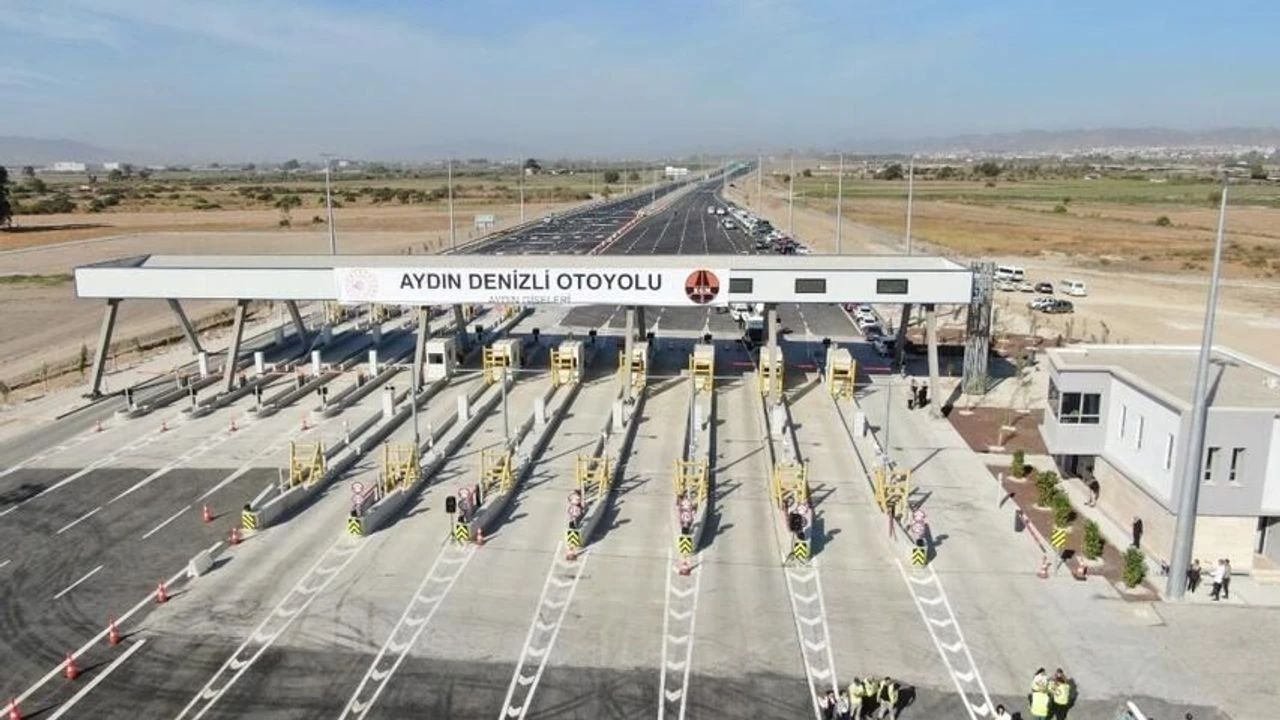 Aydın-Denizli Otoyolu’nda uygulanan yüksek geçiş ücretleri sürücülerin ve gurbetçilerin tepkisini çekti. Tek yönü 590 TL’yi bulan 140 kilometrelik hatta halk, alternatif ücretsiz yollara yöneliyor.