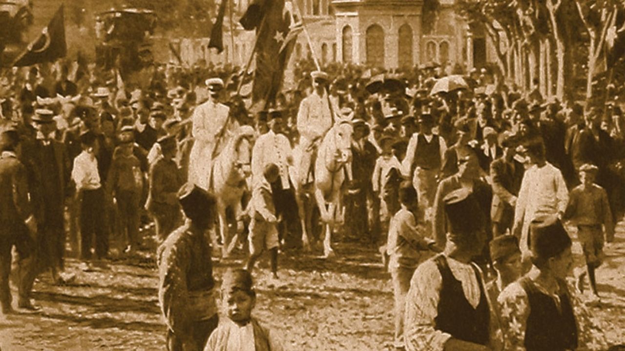 30 yıllık istibdat dönemi Rumeli’de başlayan isyanla son buldu! 24 Temmuz 1908’de ilan edilen II. Meşrutiyet ile sansür zincirleri kırıldı; Kanun-ı Esasi ve parlamenter sistem yeniden başladı.