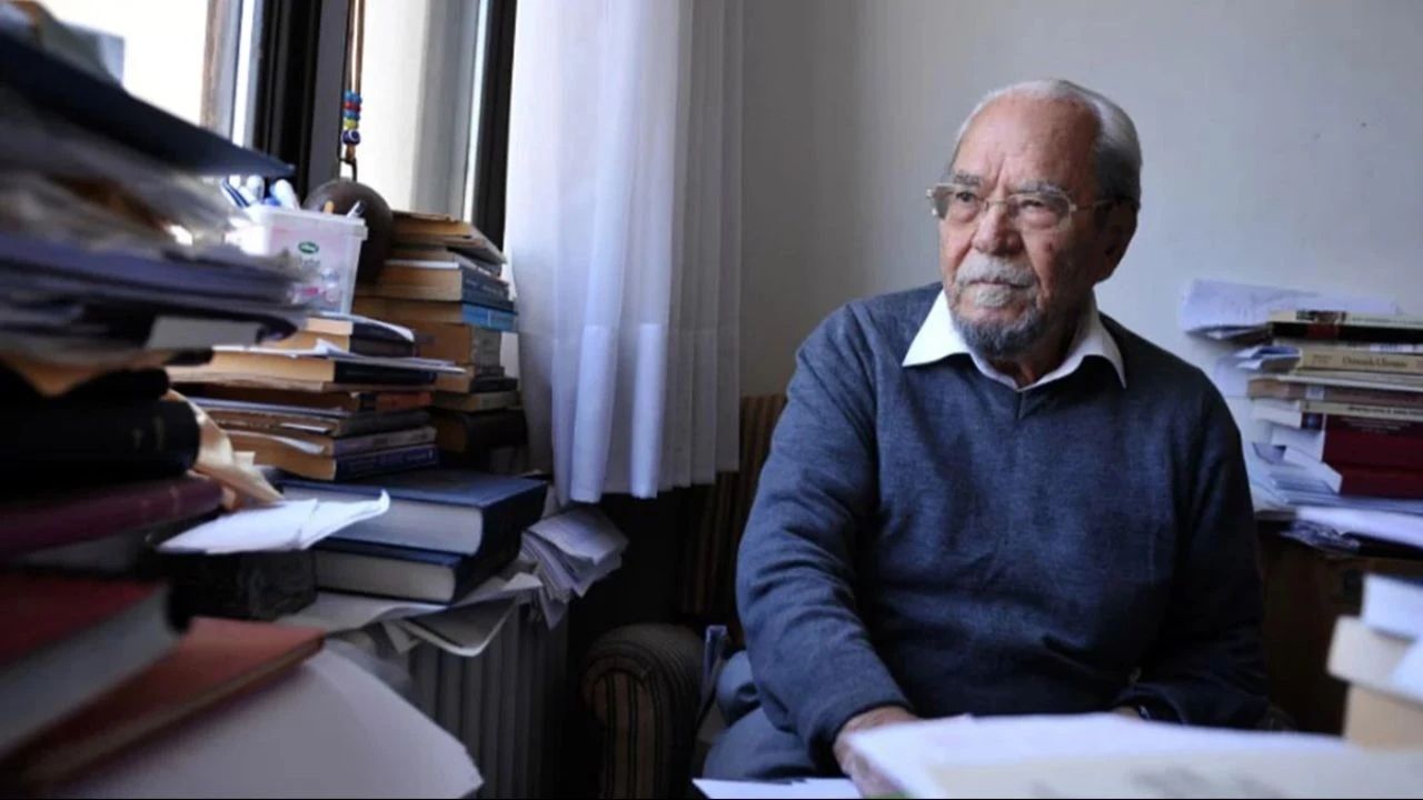 Aramızdan ayrılışının 10. yılında anılan Prof. Dr. Halil İnalcık, tarihin yalnızca savaşlardan ibaret olmadığını; ekonomi, hukuk, toplum ve kültürle bir bütün olduğunu gösterdi. Belgeye dayalı yöntemiyle çığır açan "Tarihçilerin Kutbu" eserleriyle dünya tarihçiliğine yön vermeye devam ediyor.