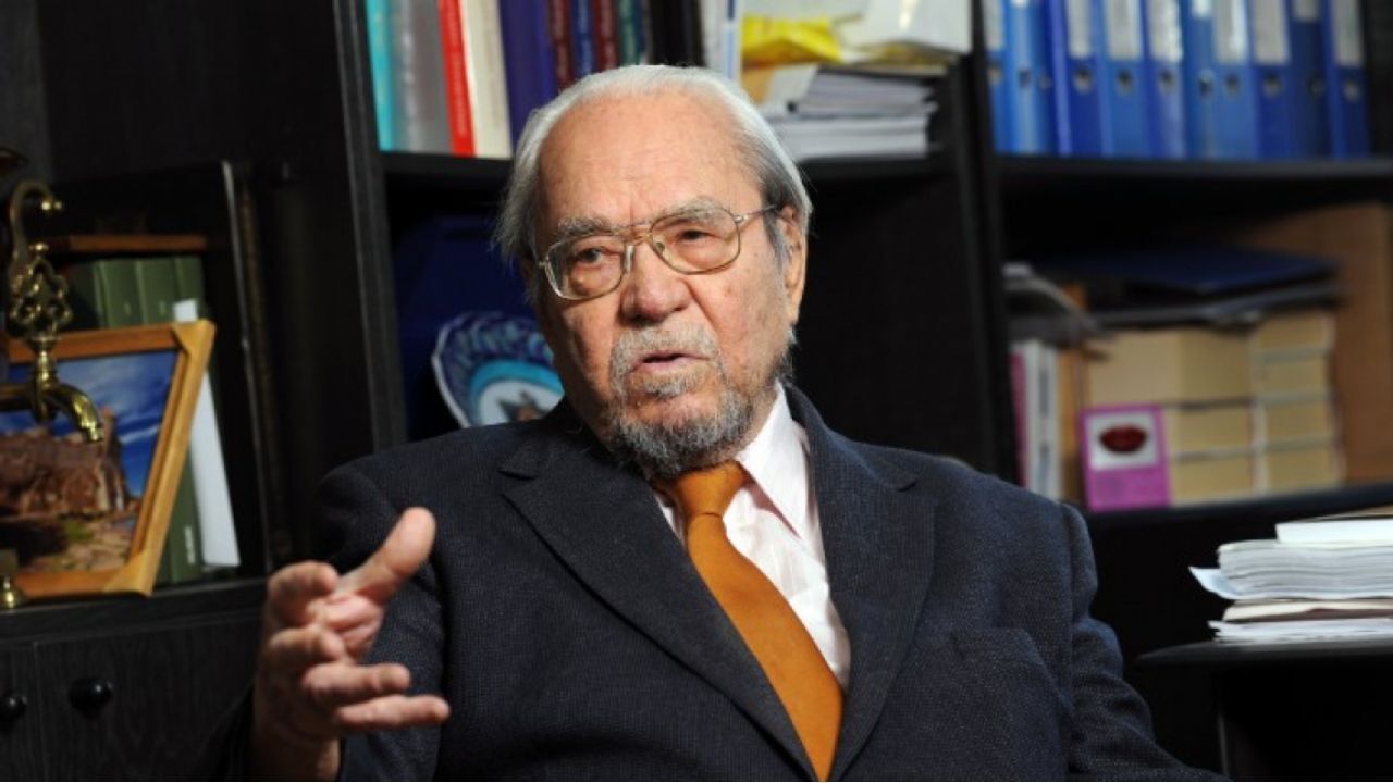 Aramızdan ayrılışının 10. yılında anılan Prof. Dr. Halil İnalcık, tarihin yalnızca savaşlardan ibaret olmadığını; ekonomi, hukuk, toplum ve kültürle bir bütün olduğunu gösterdi. Belgeye dayalı yöntemiyle çığır açan "Tarihçilerin Kutbu" eserleriyle dünya tarihçiliğine yön vermeye devam ediyor.