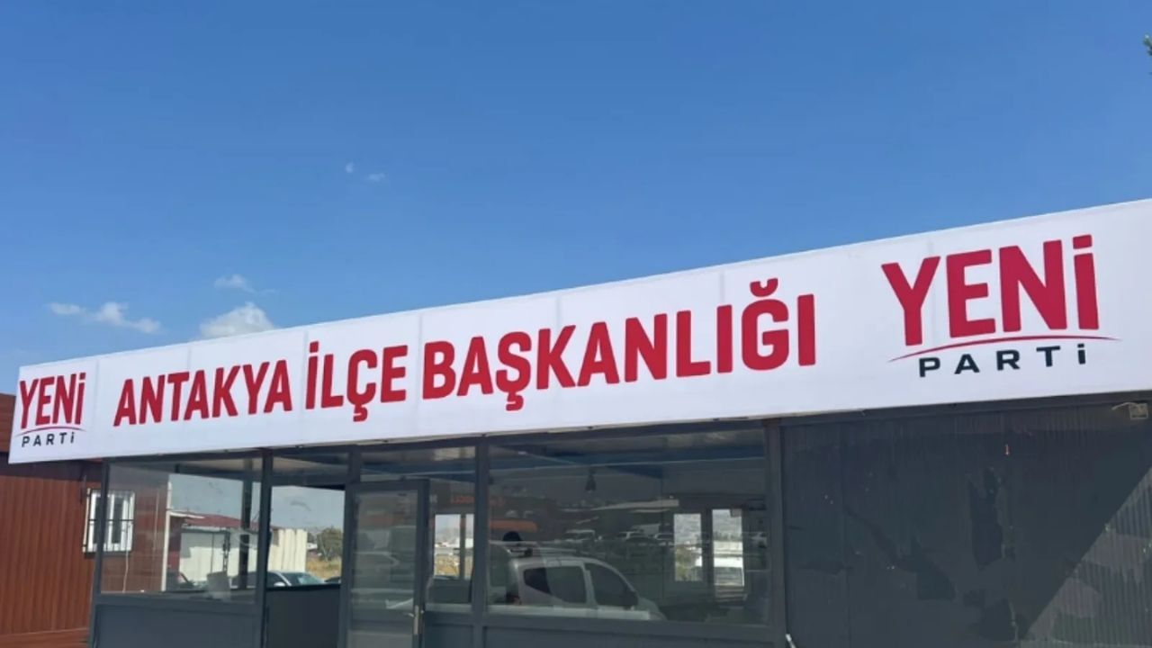 CHP'ye ilişkin mutlak butlan kararından sonra kurulan YENİ Parti’nin, ilk ilçe tabelası Hatay Antakya’da asıldı.