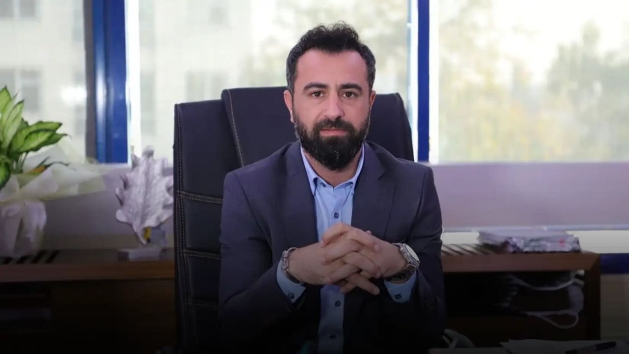 Menderes Belediyesinde sular durulmuyor. Başkan Yardımcısı Rüzgâr Sönmez'in, elindeki görüntülerle şantaj yaptığı ve İspanya'ya kaçarak yeni bir hayat kurduğu iddiaları siyasi kulisleri alt üst etti.
