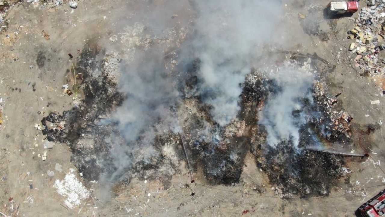İzmir Buca’da çöplüğe dönen boş arazide çıkan yangın esnafı canından bezdirdi. Yanı başlarındaki LPG tankları nedeniyle patlama korkusu yaşayan esnaf, acil çözüm bekleyerek duruma isyan etti.