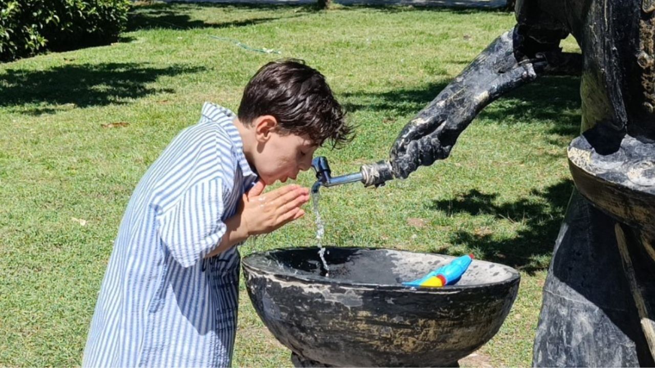 Şanlıurfa’da kavurucu sıcaklar yaşamı felç etti! Termometrelerin 48 dereceyi bulduğu kentte vatandaşlar park ve çeşmelere akın ederken, uzmanlardan zorunlu olmadıkça dışarı çıkmayın uyarısı geldi.