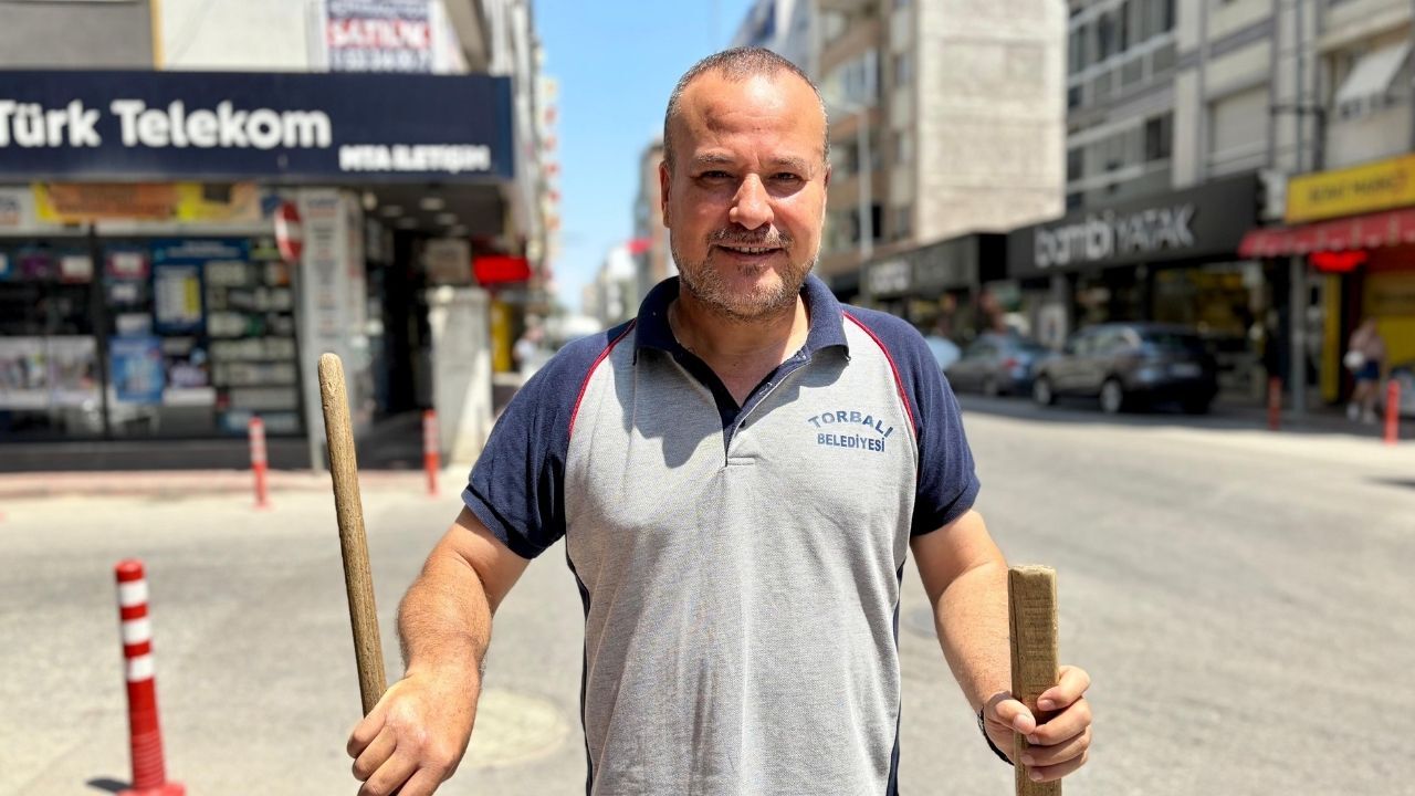 İzmir Torbalı’da temizlik görevlisi Şerif Bitgen, elinde süpürgesiyle söylediği şarkılarla sosyal medyada milyonlara ulaştı. Esnafla klip çeken Bitgen'in tek hayali Müslüm Gürses gibi iz bırakmak.