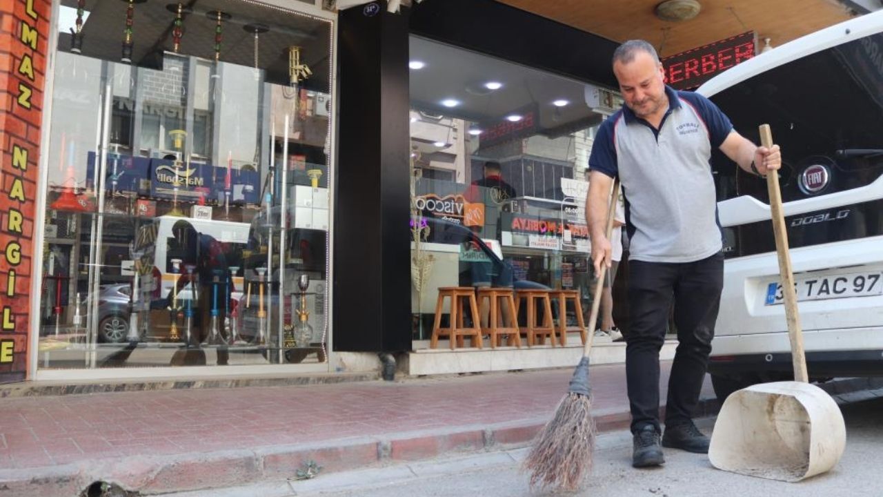 İzmir Torbalı’da temizlik görevlisi Şerif Bitgen, elinde süpürgesiyle söylediği şarkılarla sosyal medyada milyonlara ulaştı. Esnafla klip çeken Bitgen'in tek hayali Müslüm Gürses gibi iz bırakmak.