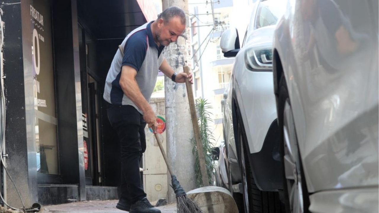 İzmir Torbalı’da temizlik görevlisi Şerif Bitgen, elinde süpürgesiyle söylediği şarkılarla sosyal medyada milyonlara ulaştı. Esnafla klip çeken Bitgen'in tek hayali Müslüm Gürses gibi iz bırakmak.
