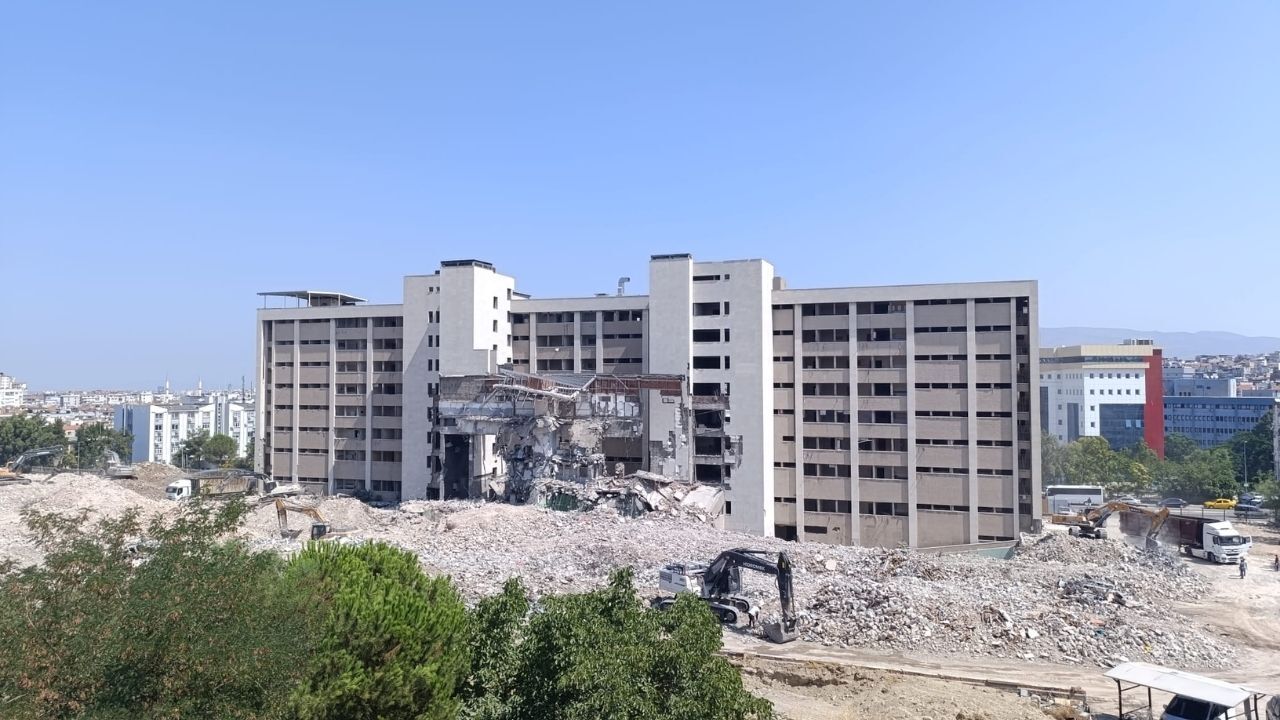 Bozyaka Eğitim ve Araştırma Hastanesi’nin kapatılıp yıkılmasıyla iflasın eşiğine gelen esnaf, yeni projede kapının yerinin değişmesiyle sarsıldı. Belirsizliğe isyan eden 35 yıllık eczacı Serpil Şener, “Sesimizi duyan yok. Yeni bina planında kapının iptal edilmesi bizleri ve çevre esnafını adeta ölüme terk etmek demek” dedi.