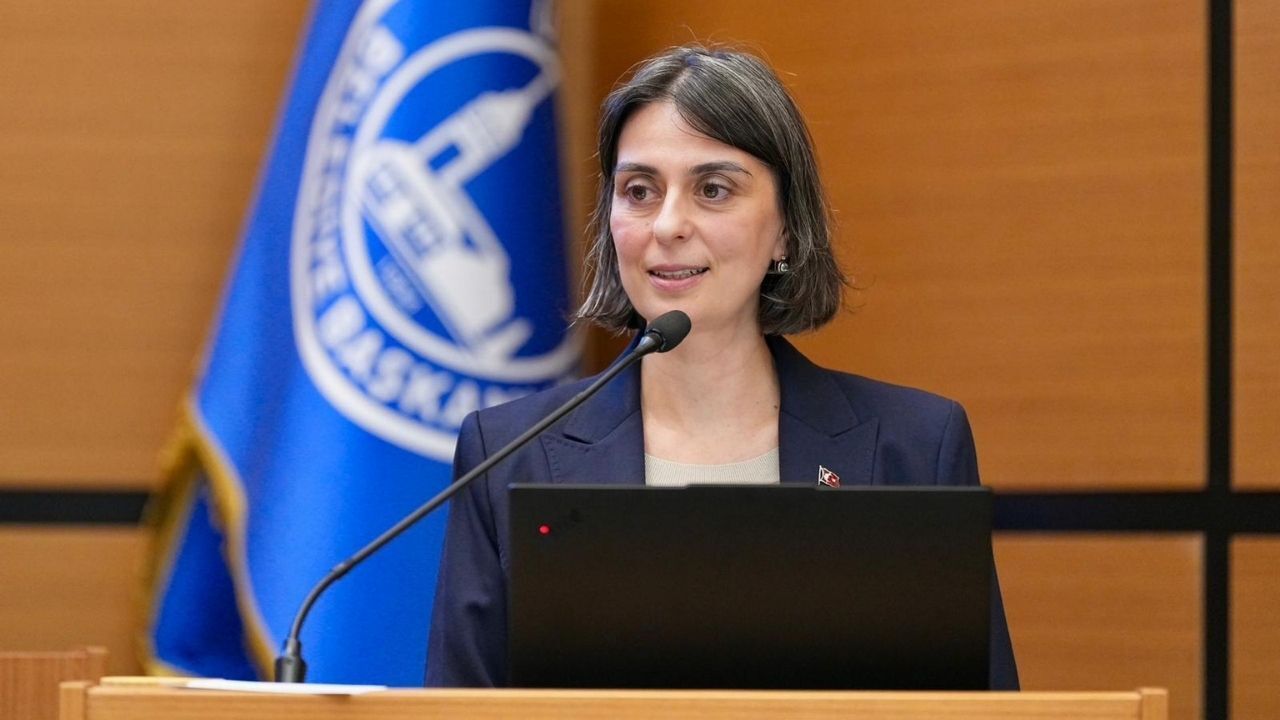 Hakkında “rüşvet” iddialarıyla soruşturma başlatılarak gözaltına alınan Üsküdar Belediye Başkanı Sinem Dedetaş, daha önce AK Parti döneminde tarikat vakıf ve derneklerine bedelsiz olarak tahsis edilen beş belediye taşınmazını geri almasıyla tanınıyor. Boğaz’ın en hızlı, en zarif vapurlarından Paşabahçe’yi restore ettirmesiyle de dikkat çeken Dedetaş kimdir? 