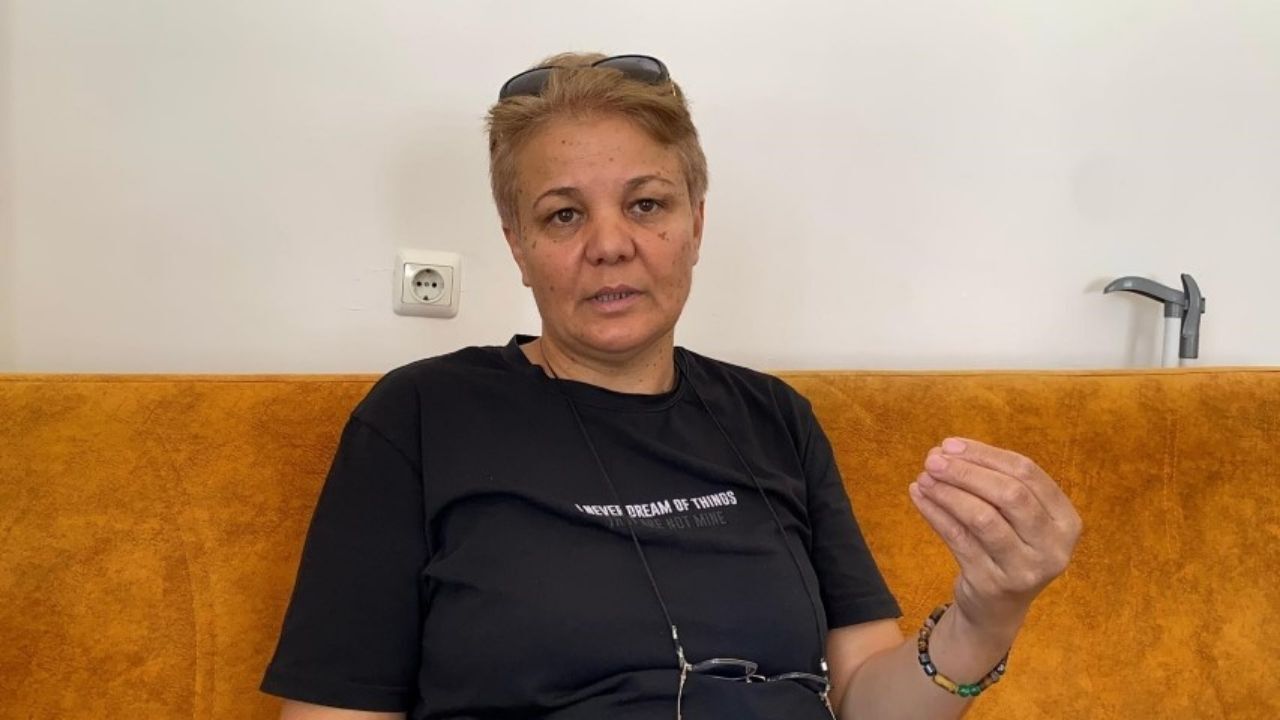 Mersin’de 80 yaşındaki yürüme güçlüğü çeken yaşlı adam, kasklı ve eldivenli bir kişinin saldırısına uğradı. Boynu kırılmak istenip tekmelenen adam yoğun bakımdayken, şüpheli 380 saatlik takiple yakalandı.