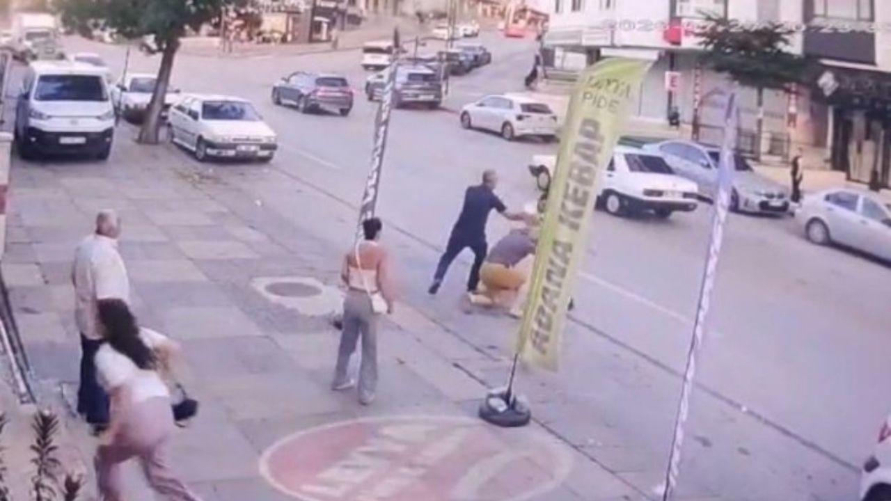 Ankara Mamak’ta iki kız çocuğunu istismardan kurtaran 72 yaşındaki Nurettin Erçayan, magandalarca dakikalarca dövüldü. Serbest bırakılan saldırganlara tepki gösteren Erçayan, hukuk mücadelesini sürdürecek.