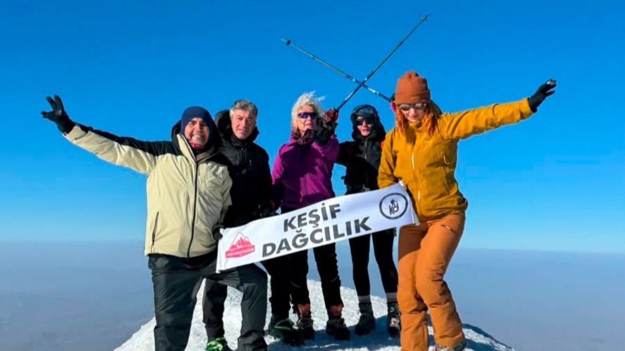 DİSK Dev Emekli-Sen Güzelbahçe Şube Başkanı ve doğa sporcusu Mehmet Tuncer, emeklilerin taleplerini Ağrı Dağı’nın zirvesine taşıdı.