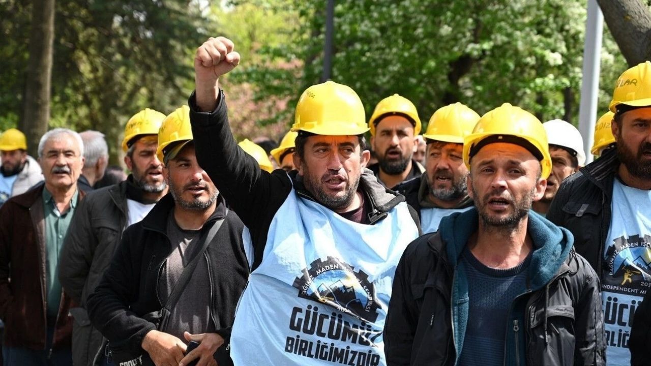 Eskişehir Doruk Madencilik’te aylardır ödenmeyen maaş ve tazminatları için mücadele eden işçiler, Yıldızlar SSS Holding önünde kendilerini zincirledi. Bakanlık garantörlüğüne ve verilen resmi sözlere rağmen alacaklarını tahsil edemeyen madenciler, sert polis müdahalesi ve gözaltılara rağmen direnişini sürdürüyor.