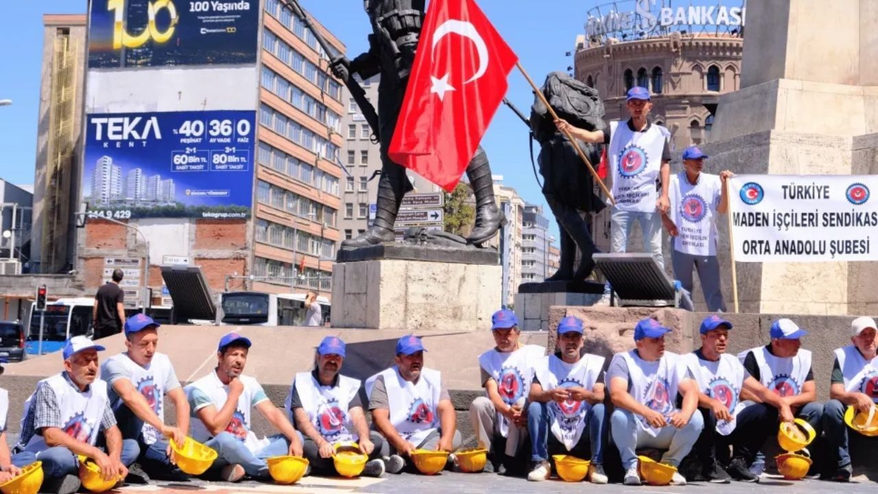 Eskişehir Doruk Madencilik’te aylardır ödenmeyen maaş ve tazminatları için mücadele eden işçiler, Yıldızlar SSS Holding önünde kendilerini zincirledi. Bakanlık garantörlüğüne ve verilen resmi sözlere rağmen alacaklarını tahsil edemeyen madenciler, sert polis müdahalesi ve gözaltılara rağmen direnişini sürdürüyor.