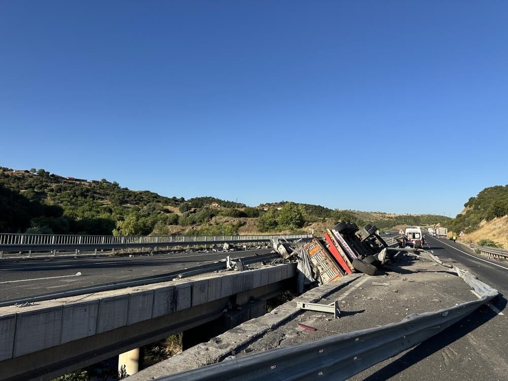 Uşak’ta Tır, Iki Köprü Arasına Devrildi 11