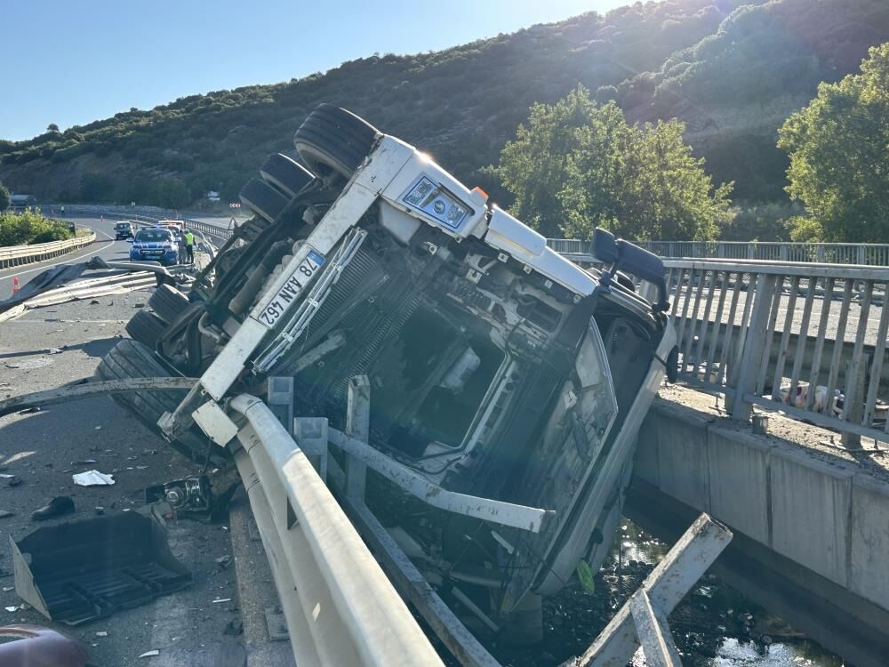 Uşak’ta Tır, Iki Köprü Arasına Devrildi 22