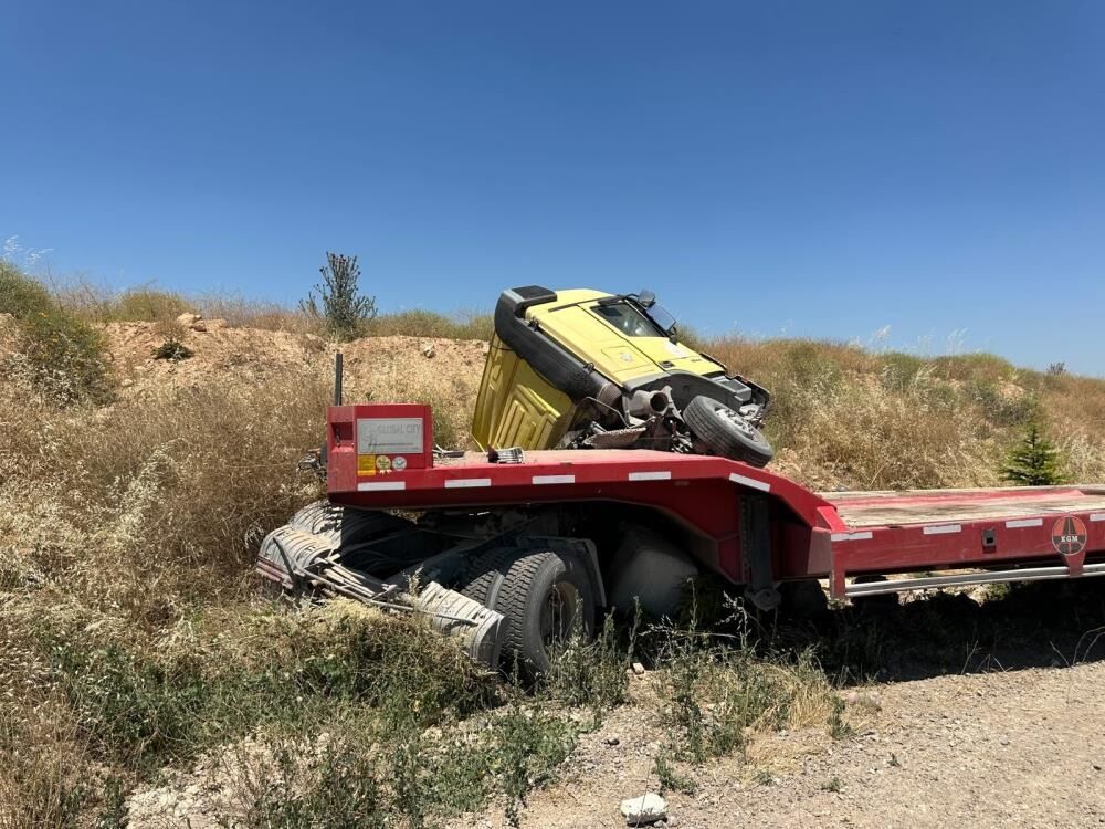 Uşak'ta Tır Şarampole Devrildi 22