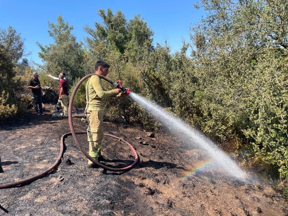 Yerleşim Yerlerine Yakın Makilik Alandaki Yangın Korkuttu 33
