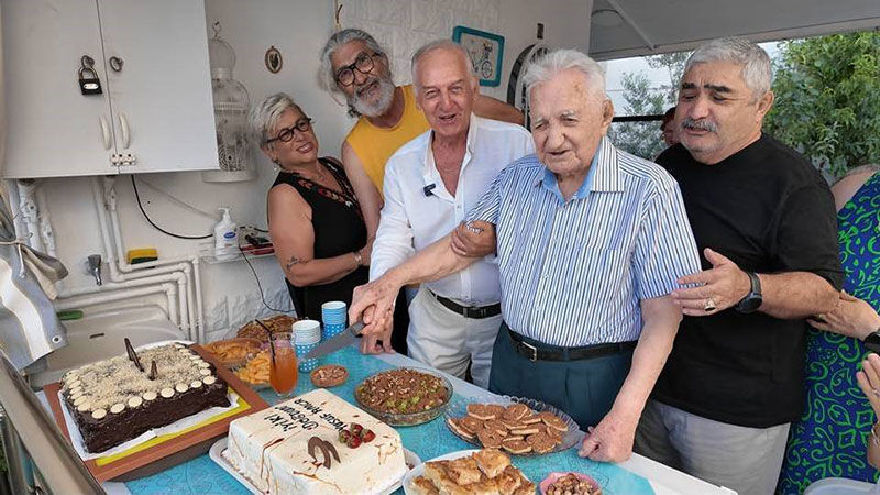 101 Yaşındaki Emekli Askeri Hakim, Komşularının Hazırladığı Çifte Pastayla Yaşını Kutladı! (2)