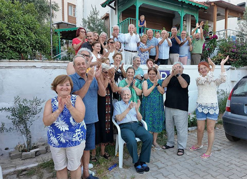 101 Yaşındaki Emekli Askeri Hakim, Komşularının Hazırladığı Çifte Pastayla Yaşını Kutladı! (3)