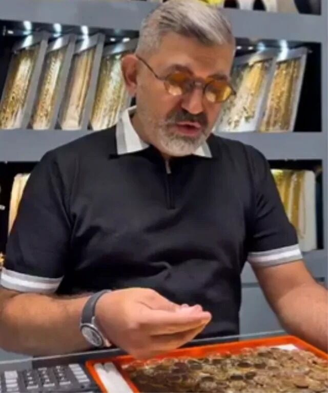 15 Yıl Boyunca Her Ay 2 Altın Biriktirdi! Kuyumcuda Şaşkına Döndü (3)