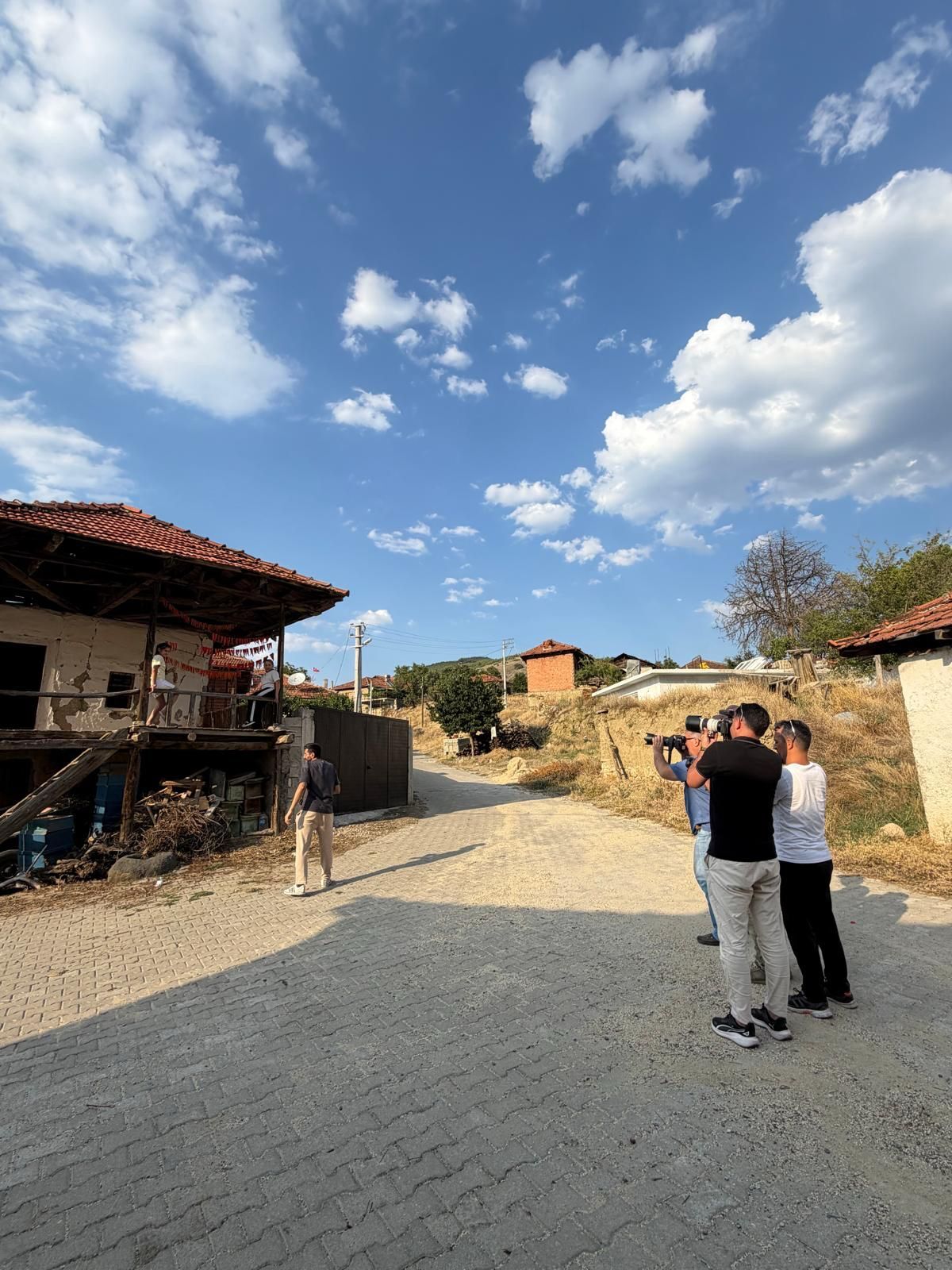 Denizli’nin coğrafi işaretli Avşar Üzümü ve 800 yıllık köklü kültürü, ulusal fotoğraf yarışmasıyla geleceğe taşınıyor. Türkiye’nin dört bir yanından sanatçılar bu eşsiz mirası belgelemek için Avşar’da.