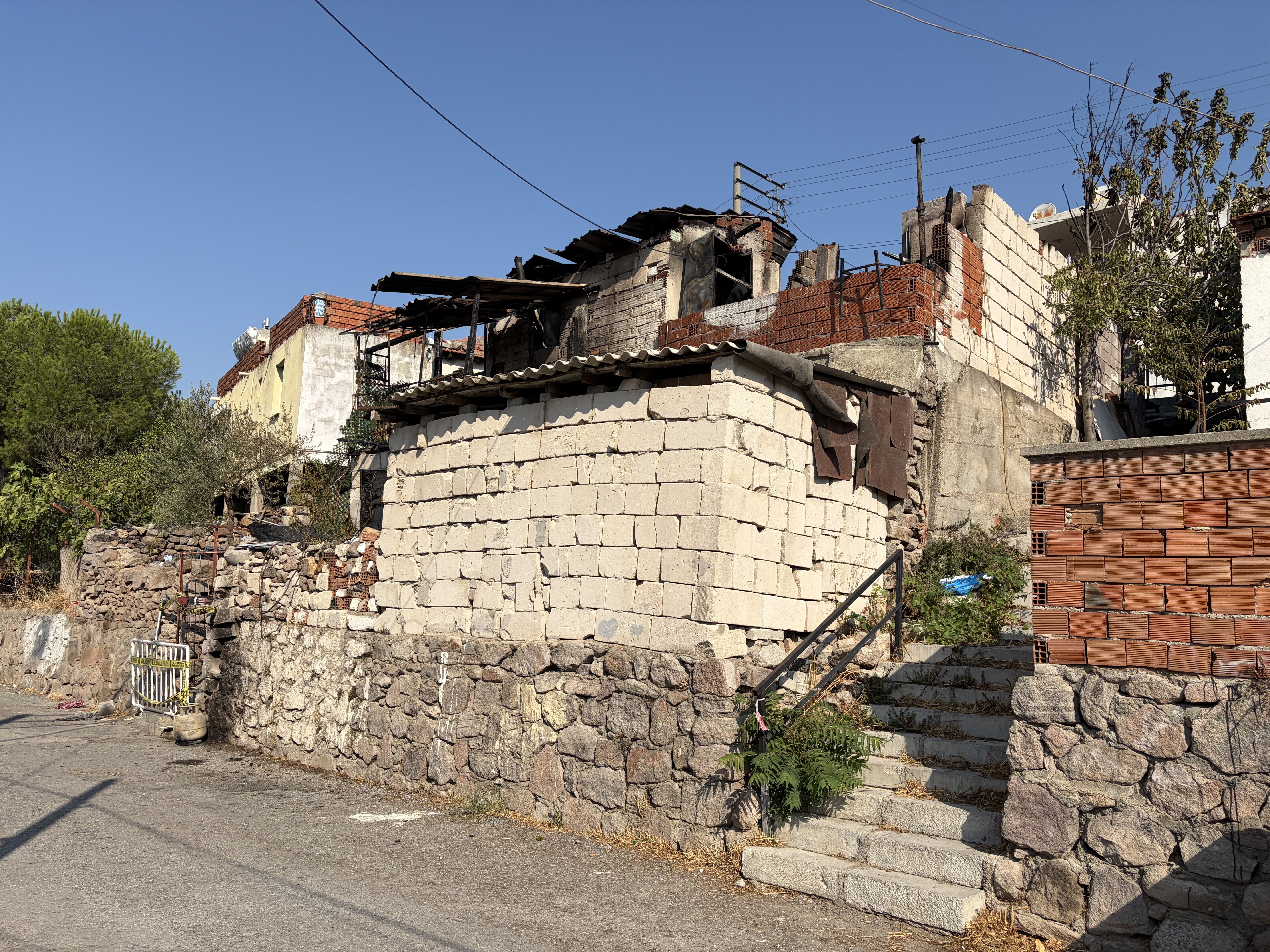 İzmir’de çıkan yangın, dört yaşındaki Yiğit Bulut ve anneannesi Rezan Korkmaz’ın sonu oldu. Doğum gününe sayılı günler kala Yiğit’i ve anneannesini hayattan koparan facia, ülkede yaşanan yoksulluğu ve sosyal politikaların eksikliğini bir kez daha gündeme getirdi.