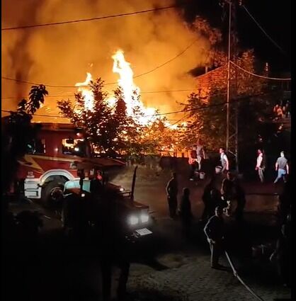 Acıpayam’da Iki Ev Küle Döndü (1)