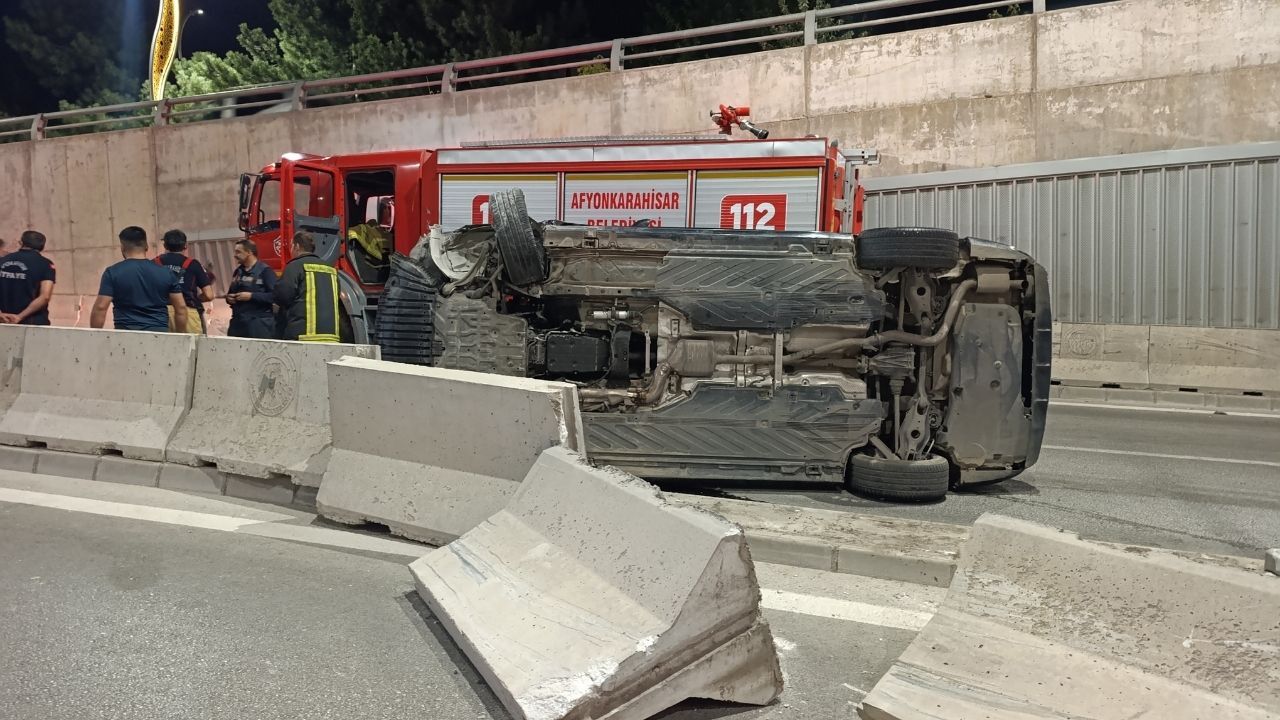 Afyonkarahisar'da Alt Geçitte Iki Otomobil Çarpıştı 4 Yaralı2