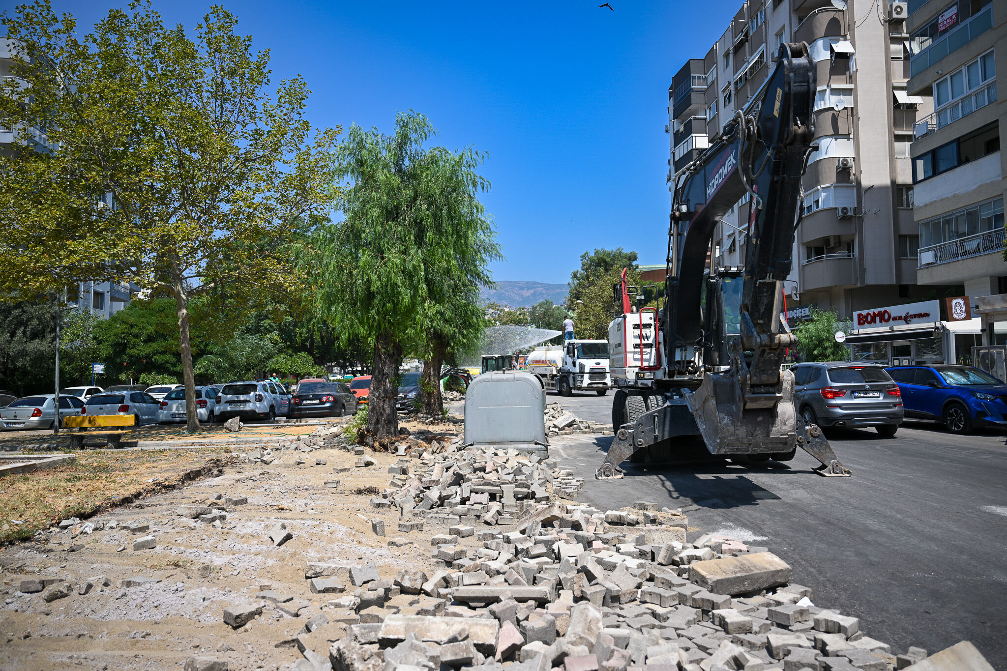 Bornova Belediyesi, Zafer Ve Süvari Caddelerinde Yol, Refüj Ve Işıklandırma Çalışması Başlattı. Bölgeye 400 Araçlık Kapalı Otopark Yapılacak (2)