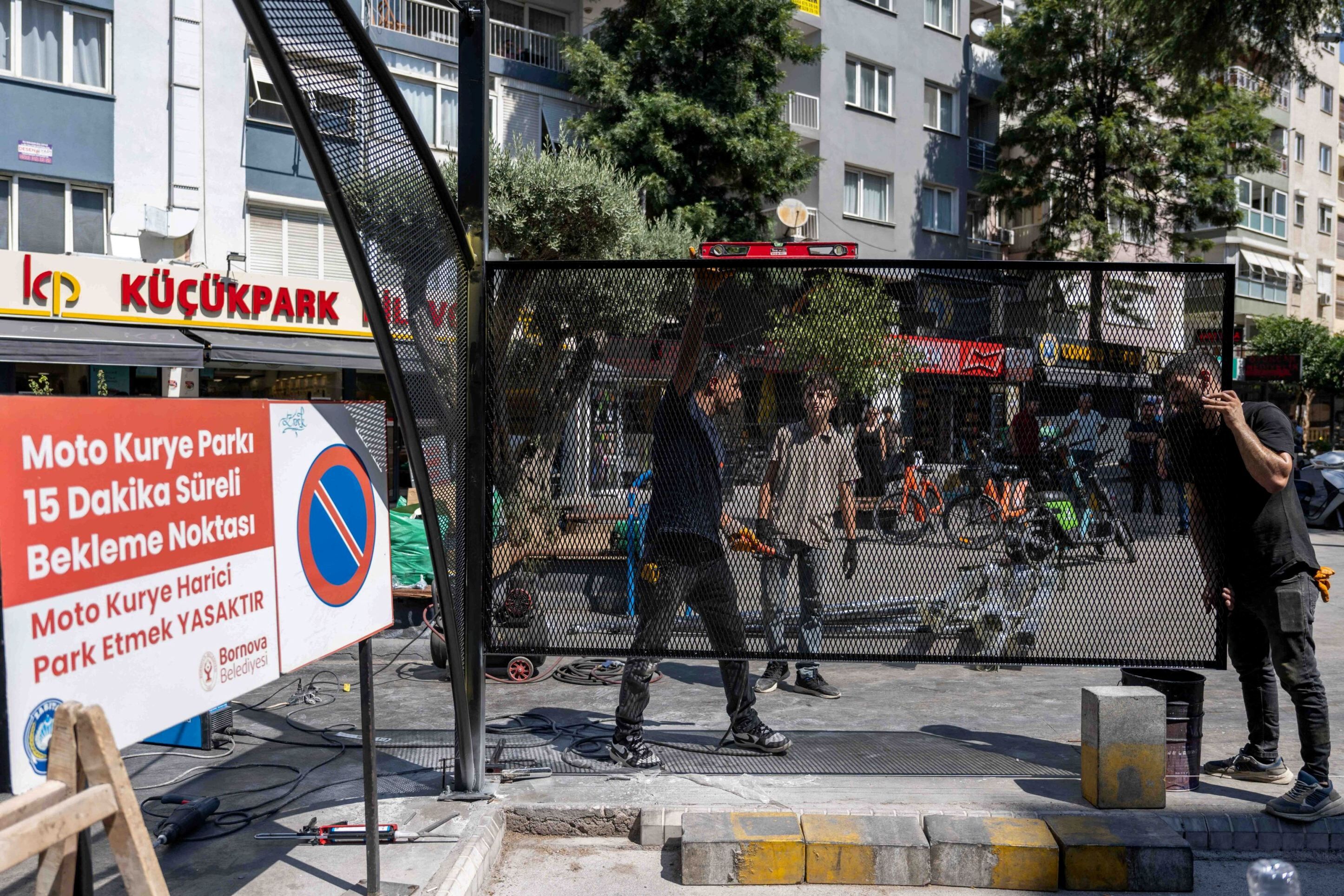 Bornova'da Hem Motokuryeler Hem Vatandaş Koruma Altına Alındı! (2)