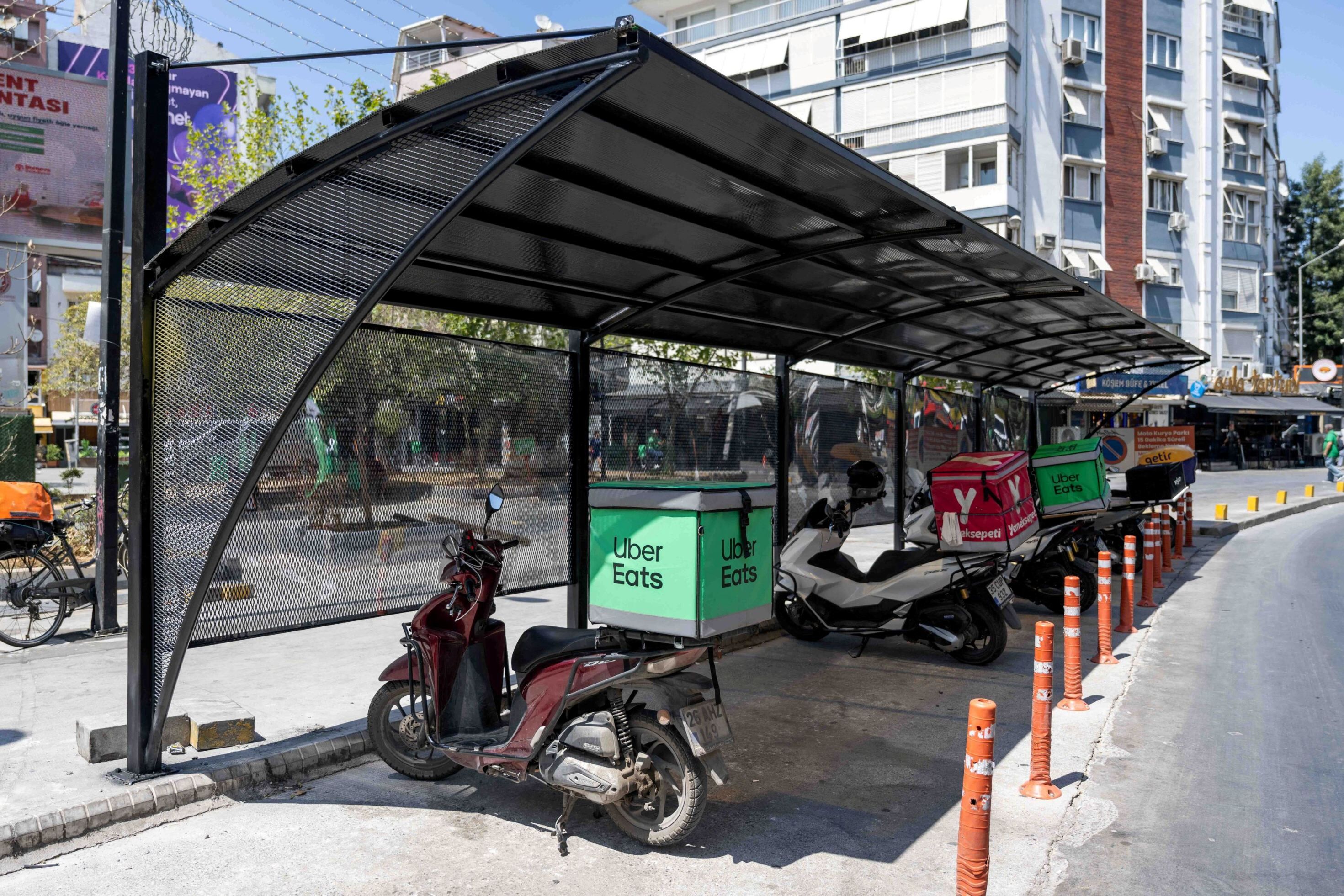 Bornova'da Hem Motokuryeler Hem Vatandaş Koruma Altına Alındı! (4)