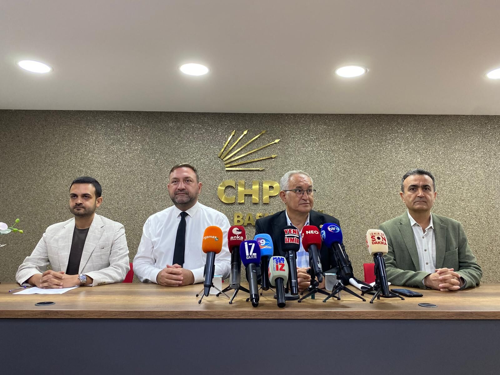 Chp İzmir İl Başkanlığında, Tutuklu Belediye Başkanları Ve Personelin Cezaevi Koşulları Hakkında Basın Açıklaması Yapan Önceki Dönem Chp İzmir Milletvekili Atila Sertel, Terör Suçlularının Haftada Bir Gün Voleybol Oynayı (3)