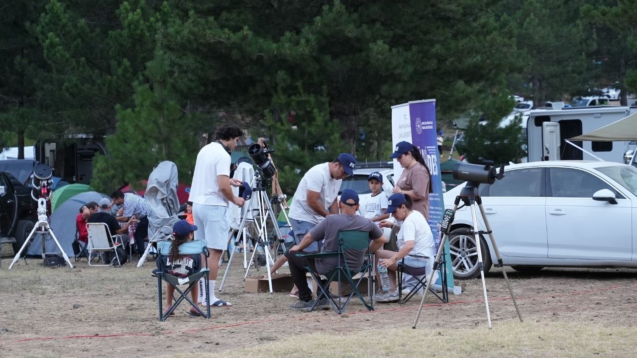 Denizli'nin Beyağaç Ilçesinde Topuklu Yaylası'nda Bu Yıl Düzenlenen Ethem Hoca Ile Gökyüzü Gözlem Şenliği, Binlerce Uzay Meraklısını Yıldızların Altında Buluşturdu.1