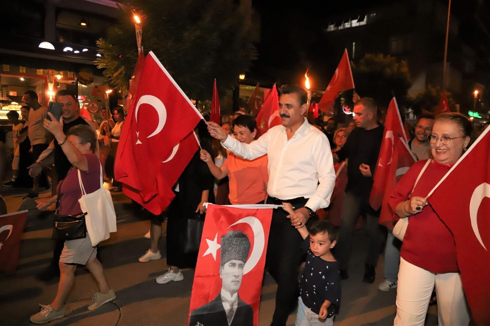 Dikili'de 30 Ağustos Zafer Bayramı Coşkusu Konserle Kutlandı (1)