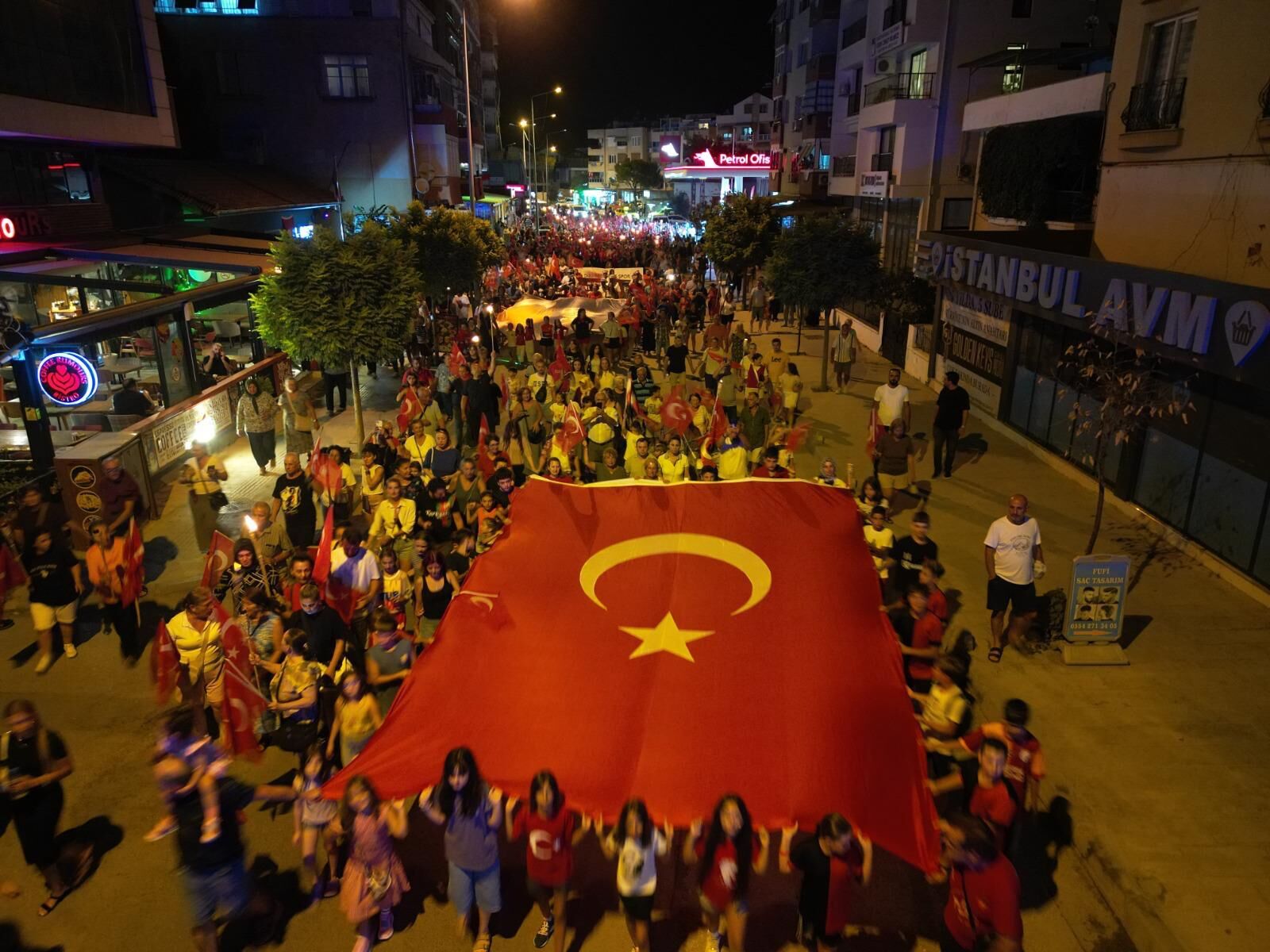 Dikili'de 30 Ağustos Zafer Bayramı Coşkusu Konserle Kutlandı (2)