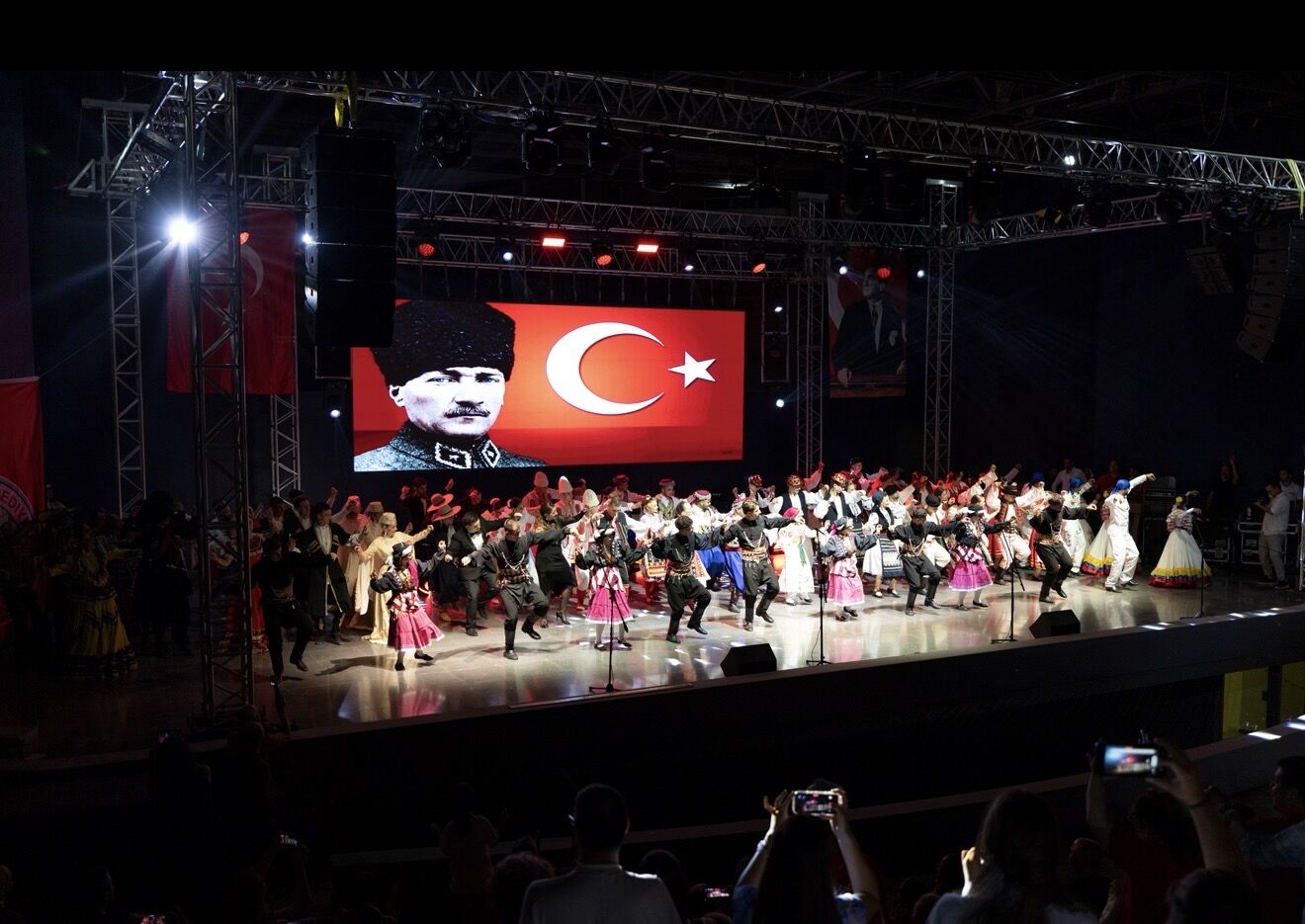 Dünya Dansları Balçova Sahnelerinde! (1)