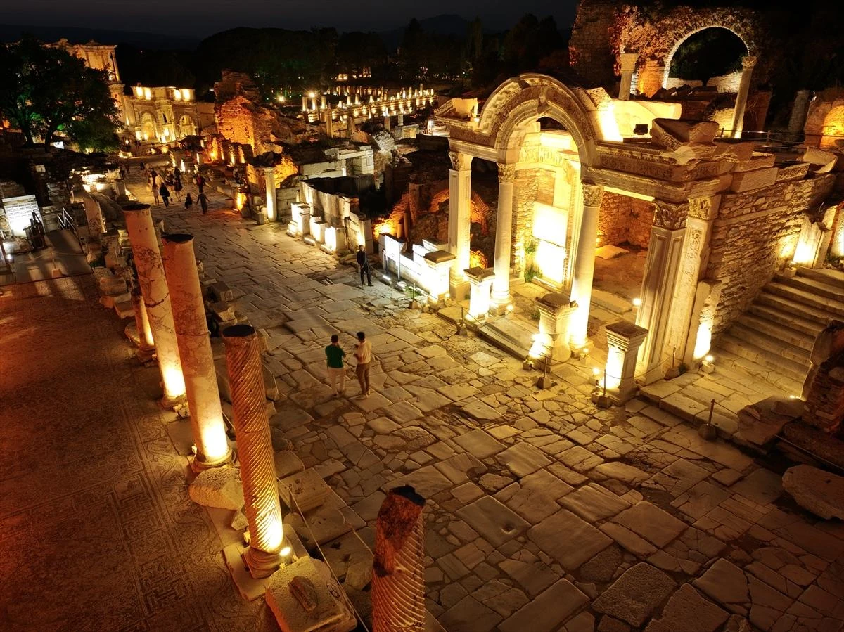 Efes'te Gece Müzeciliği Rekoru İki Ayda Yüzbinler Geldi 3