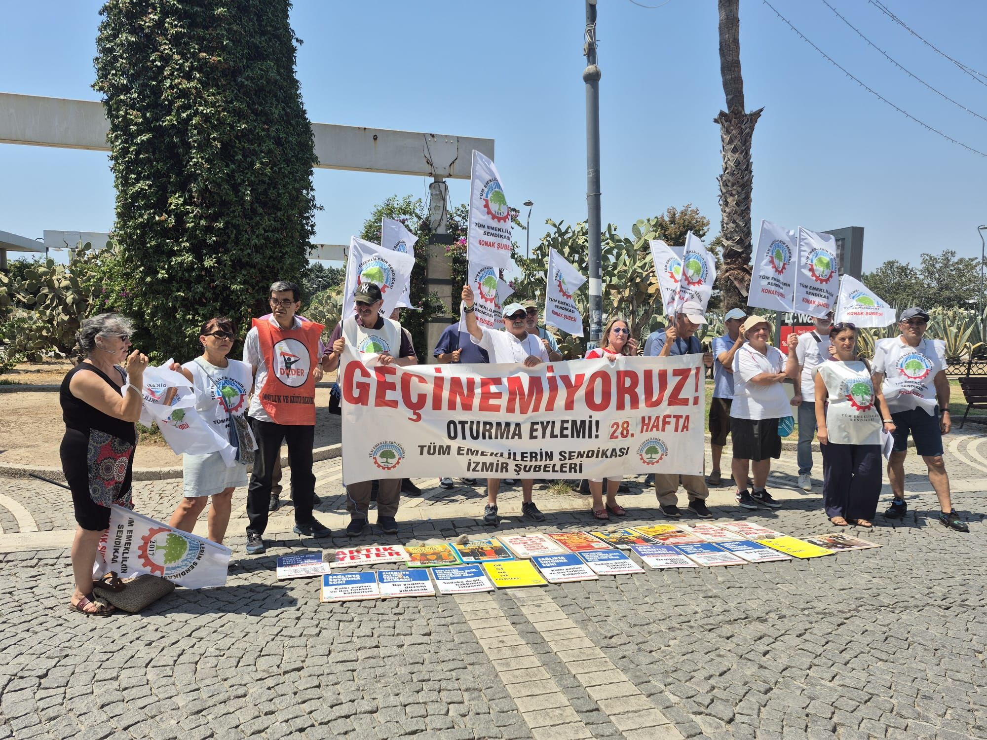 Emekliler Kurtuluşu Işaret Etti Sadaka Değil Toplu Sözleşme Istiyoruz! (1)